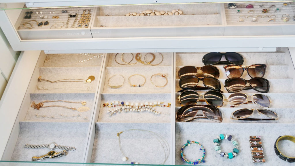 begehbarer-kleiderschrank-schmuck begehbarer-kleiderschrank-schmuck